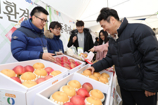경북 구미 삼성전자 스마트시티에서 지난 8일 자매결연을 맺은 농촌마을이 생산한 농축산물을 판매하는 직거래 장터가 열렸다.  삼성전자 제공